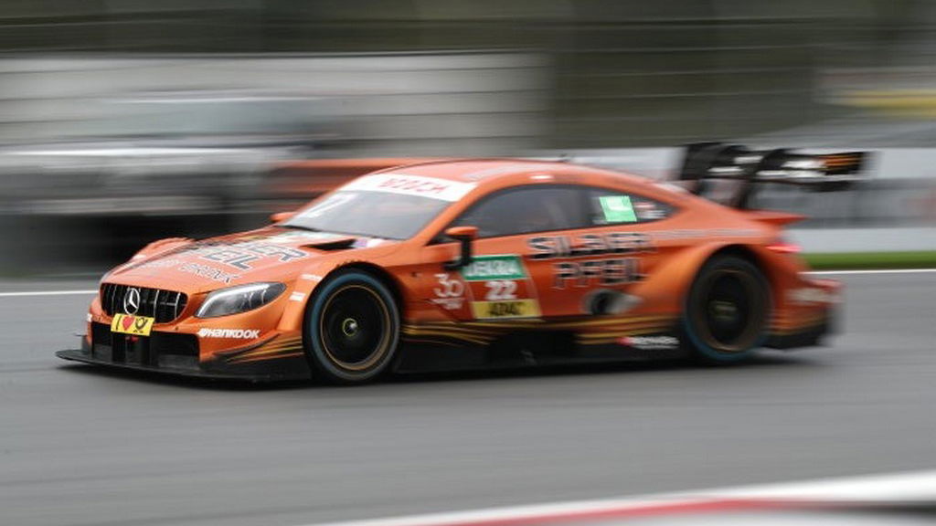Auer beats title contender Paffett to race one pole
